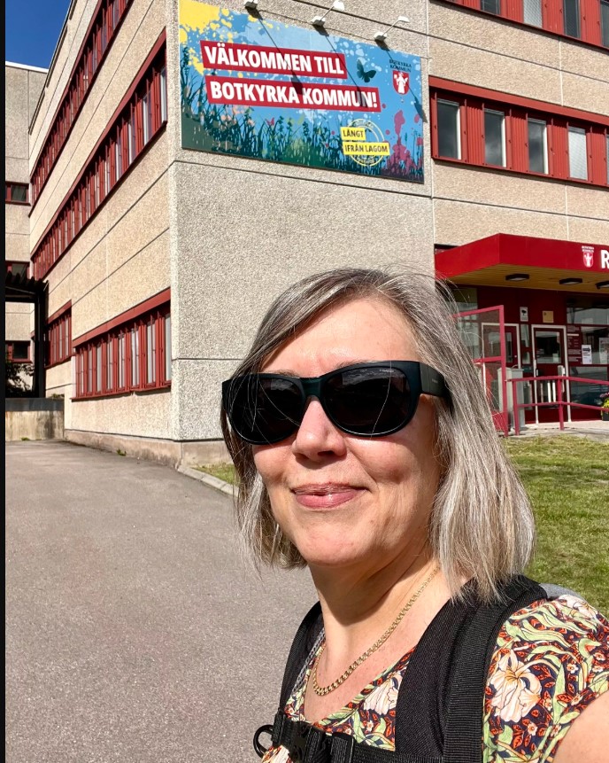Kvinna framför en kommunbyggnad