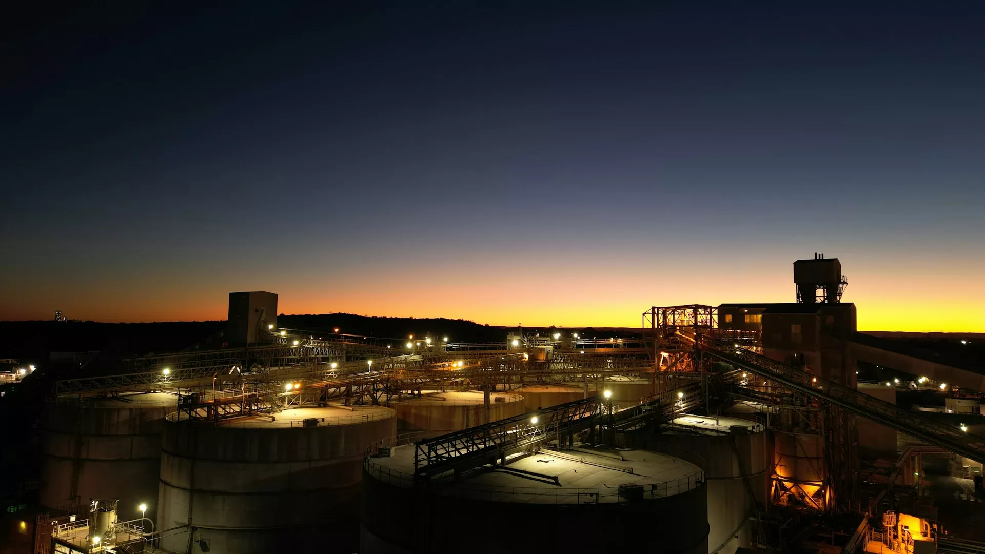 En nattvy över en industrianläggning